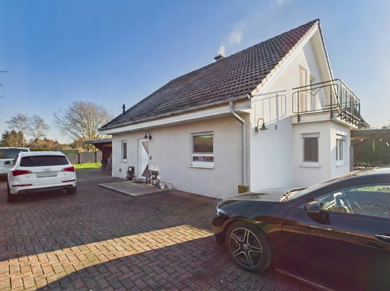 Haus von vorne Wischhafen Einfamilienhaus Gehobenes Einfamilienhausnah der Elbe mit 1.510 qm Grundst�ck in ruhiger Wohnlage/ Bj.2009 EG saniert 2023 neuwertig/360 Grad Rundgang beim Expose