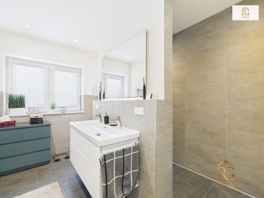 Badezimmer mit bodentiefer Dusche Einfamilienhaus Otterndorf
