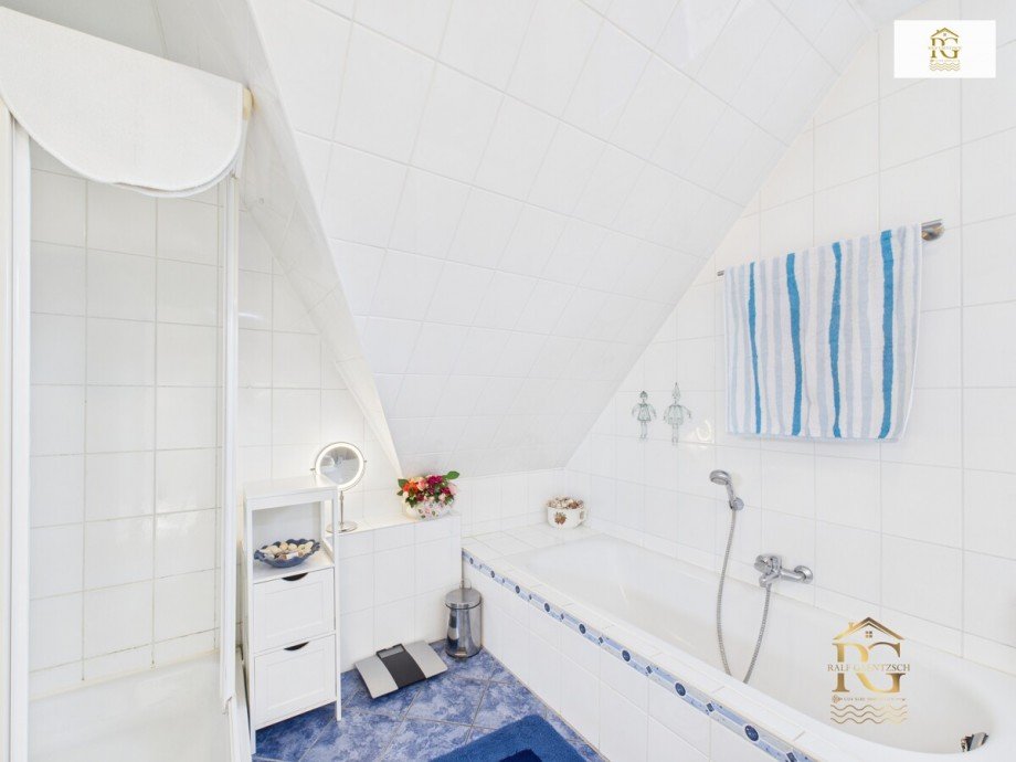 OG Badezimmer Doppelhaush�lfte Geestland