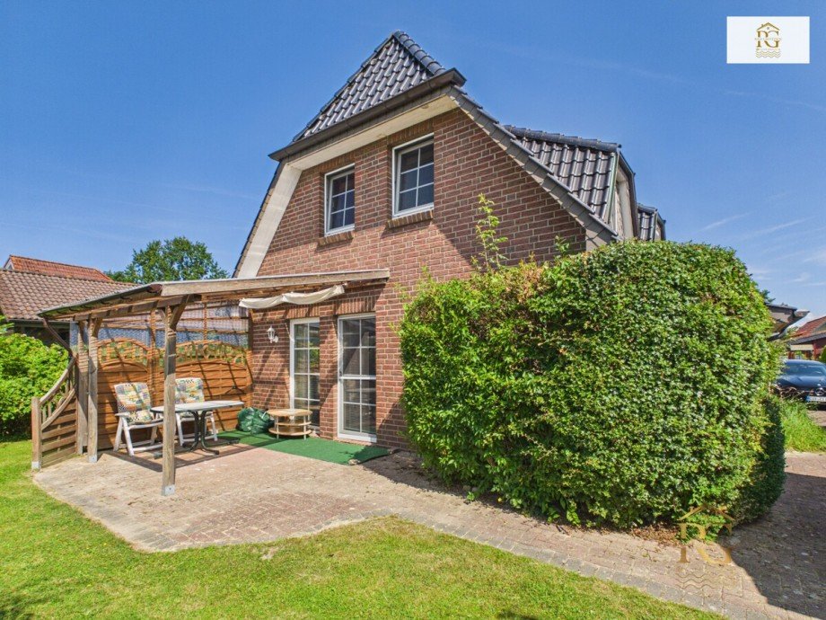 Blick auf die Terasse vom Garten Haus B Ferienhaus Otterndorf