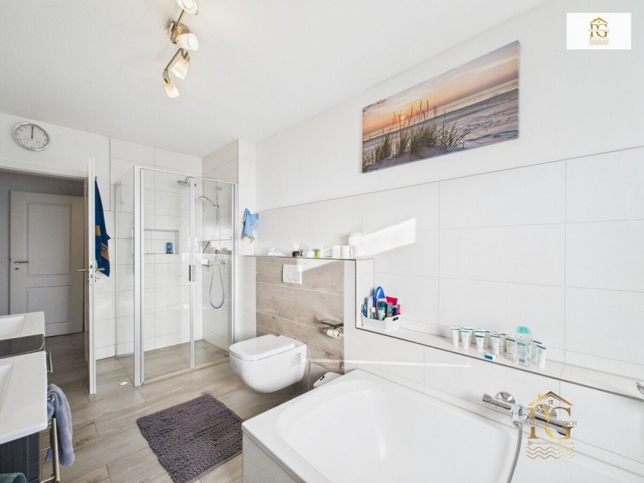 Badezimmer EG mit Badewanne/Dusche Einfamilienhaus Wischhafen