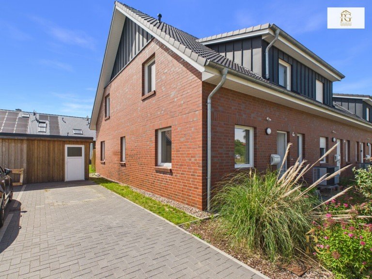 Hausansicht mit Carport Otterndorf Reihenhaus Zu vermieten - Modernes Reihenhaus BJ. 2021 115 m2 in Otterndorf wenige Meter bis zum Deich Besichtigung m�glich 09.07.26 16:00 Uhr