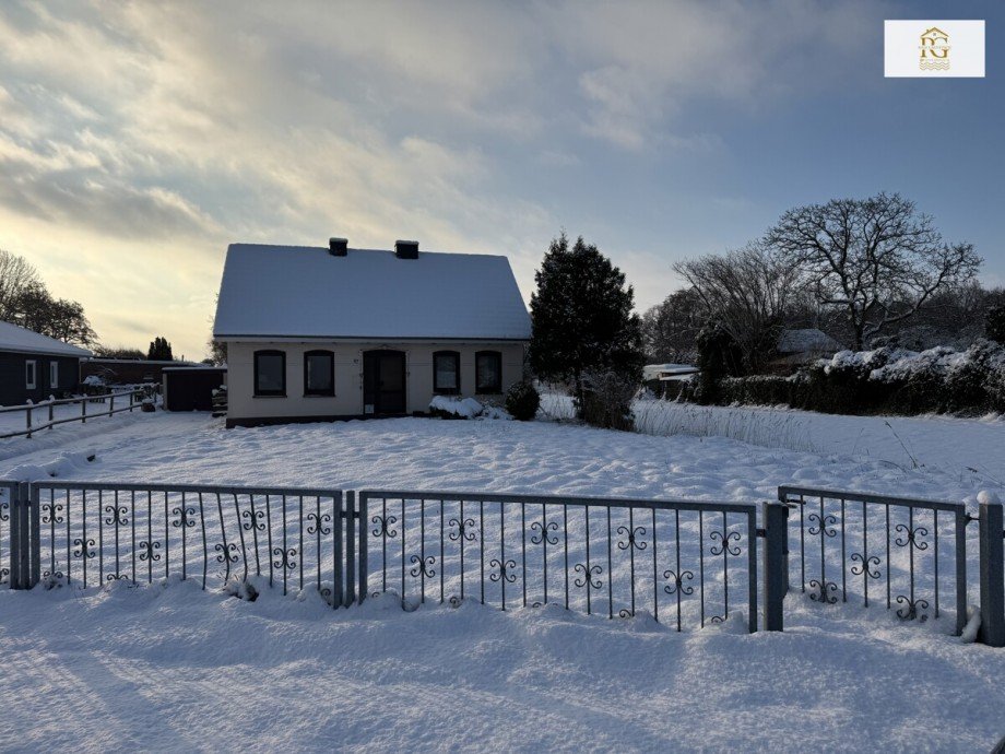 Hausansicht im Winter Einfamilienhaus Otterndorf