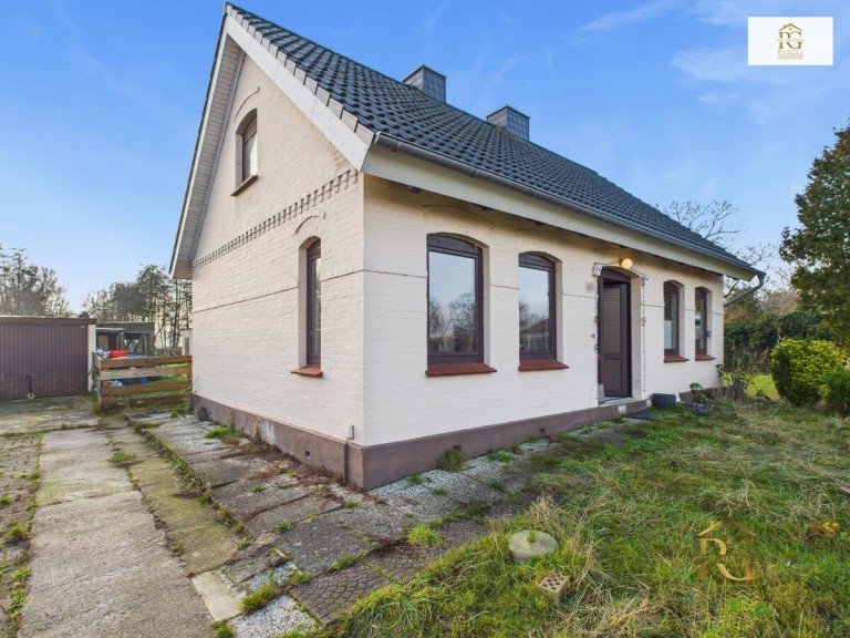 Hausansicht Otterndorf Einfamilienhaus EFH mit direktem Deichblick mit Potenzial und gro�em Grundst�ck bestens geeignet f�r Pferdehaltung